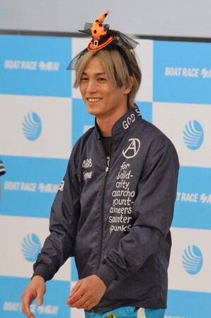 　オープニングセレモニーでハロウィンのコスプレで登場した永井彪也