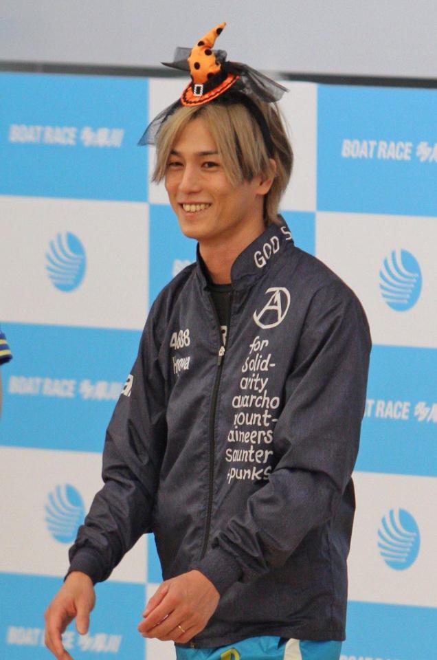 　オープニングセレモニーでハロウィンのコスプレで登場した永井彪也