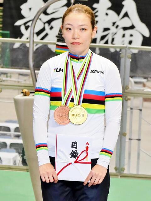 　世界選手権で金メダルと銅メダルを獲得して褒賞金を授与された佐藤水菜