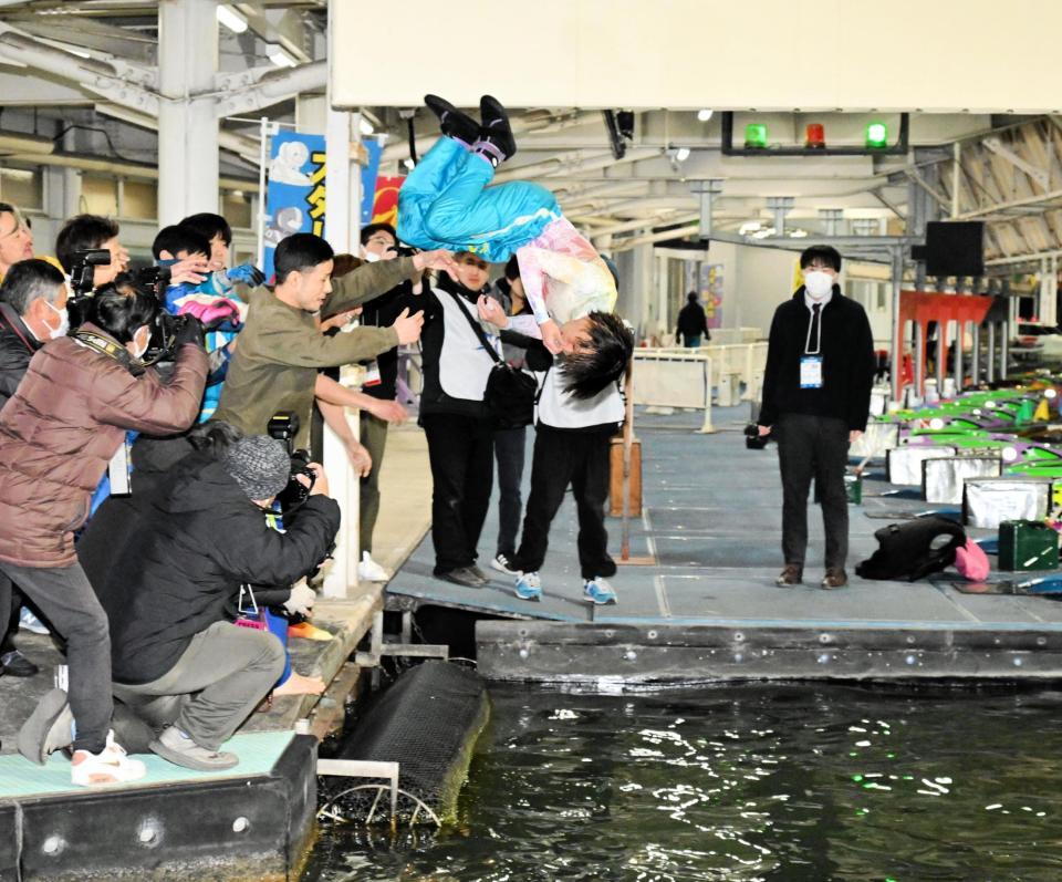 　ＳＧ初勝利を決めて水神祭を行った豊田健士郎