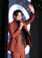 　会場の声援に笑顔で応える三浦翔平