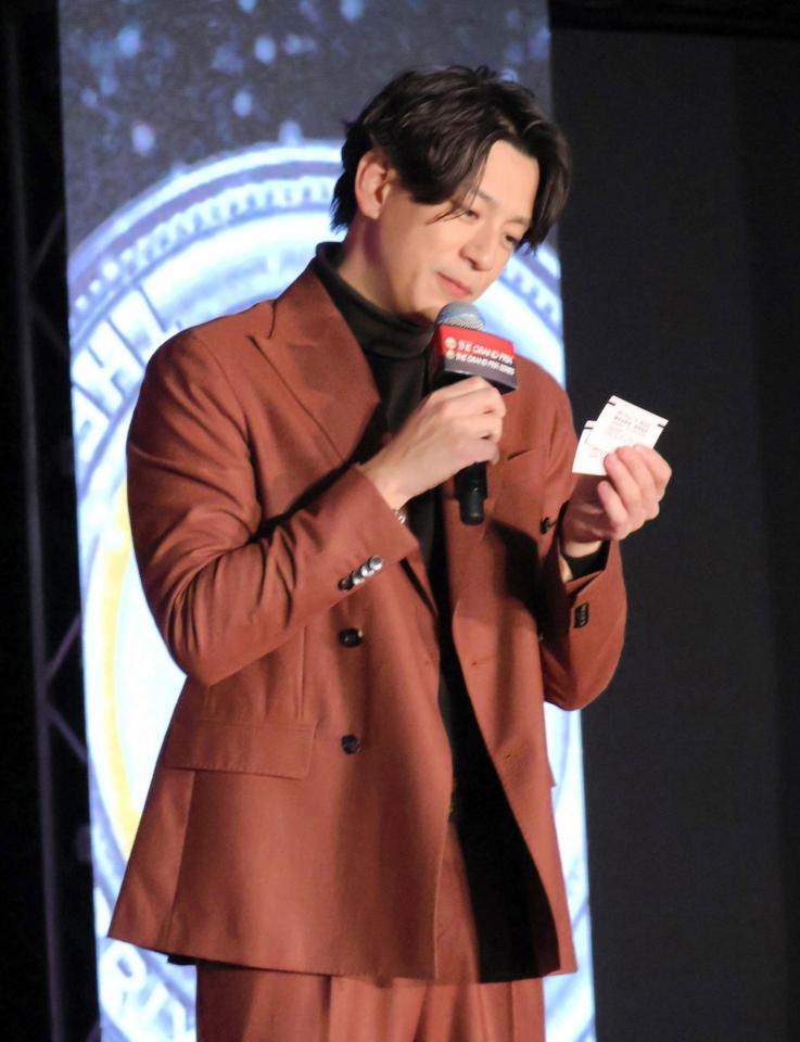 　舟券を手にレースを吟味する三浦翔平