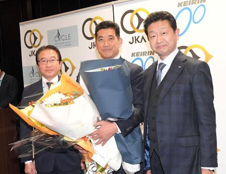 　ＪＫＡ・木戸寛会長（左）、日本競輪選手会・安田光義理事長（右）と記念撮影する神山雄一郎（中）＝撮影・佐藤厚