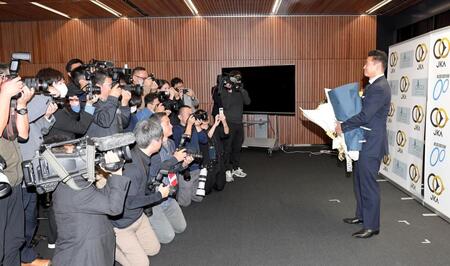 　大勢のカメラマンのフラッシュを浴びる神山雄一郎（撮影・佐藤厚）