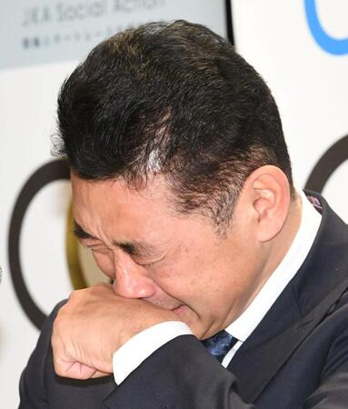 　「競輪選手はみな素晴らしい」と絶句し涙する神山雄一郎（撮影・佐藤厚）