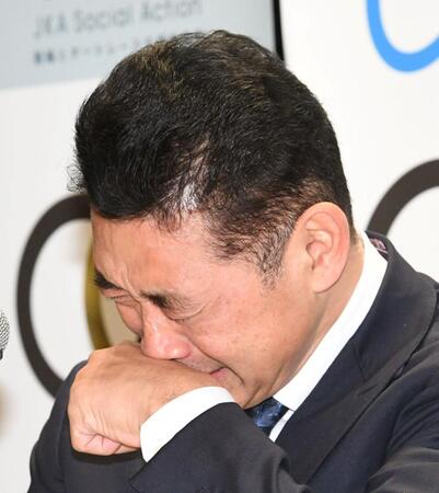 「競輪選手はみな素晴らしい」と絶句し涙する神山雄一郎（撮影・佐藤厚）