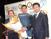 　ＪＫＡ・木戸寛会長（左）、日本競輪選手会・安田光義理事長（右）と記念撮影する神山雄一郎