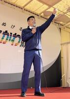 　ファンとじゃんけんをする神山雄一郎