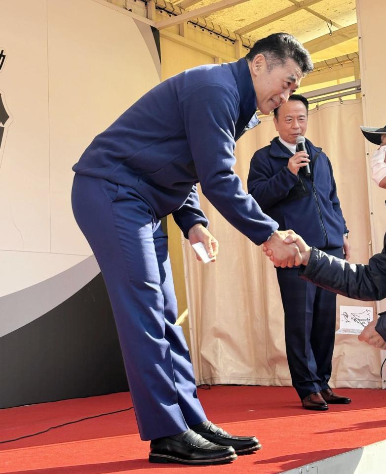　ファンと握手をする神山雄一郎