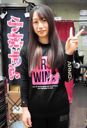 【写真】黒髪が印象的　長髪なびかせて走る女子レーサー