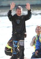 １０００勝達成で水神祭をおこない、ファンの声援に手を挙げて応える広瀬聖仁