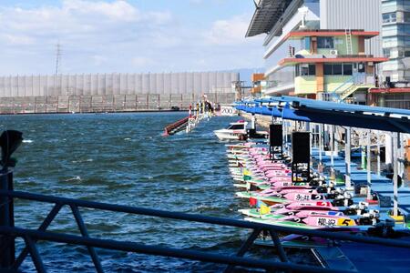 　激しく波立つ津ボートの水面