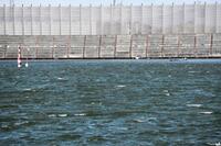 　激しく波立っている津ボートの水面