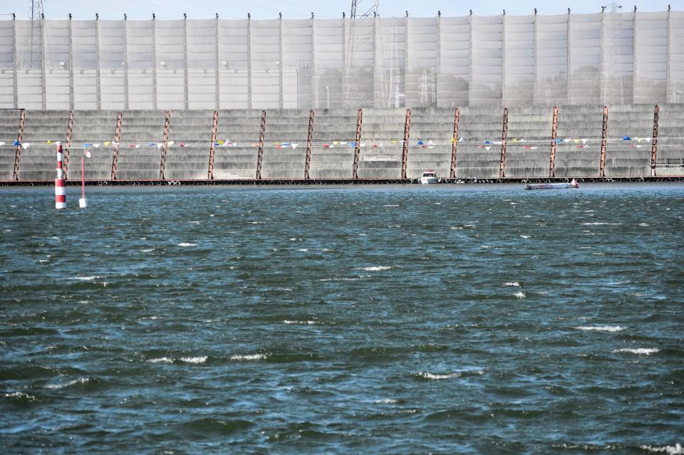 　激しく波立っている津ボートの水面
