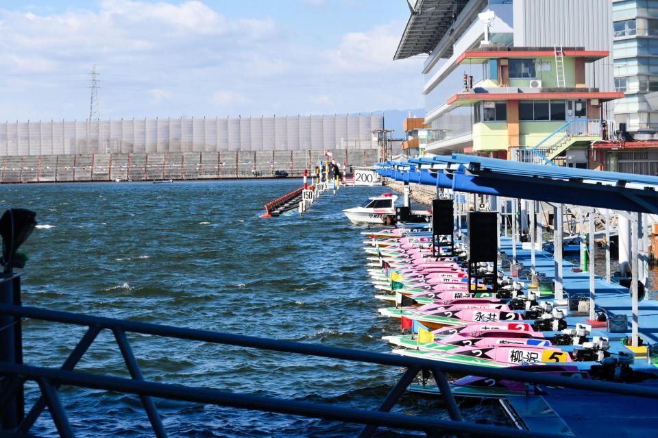 　激しく波立つ津ボートの水面