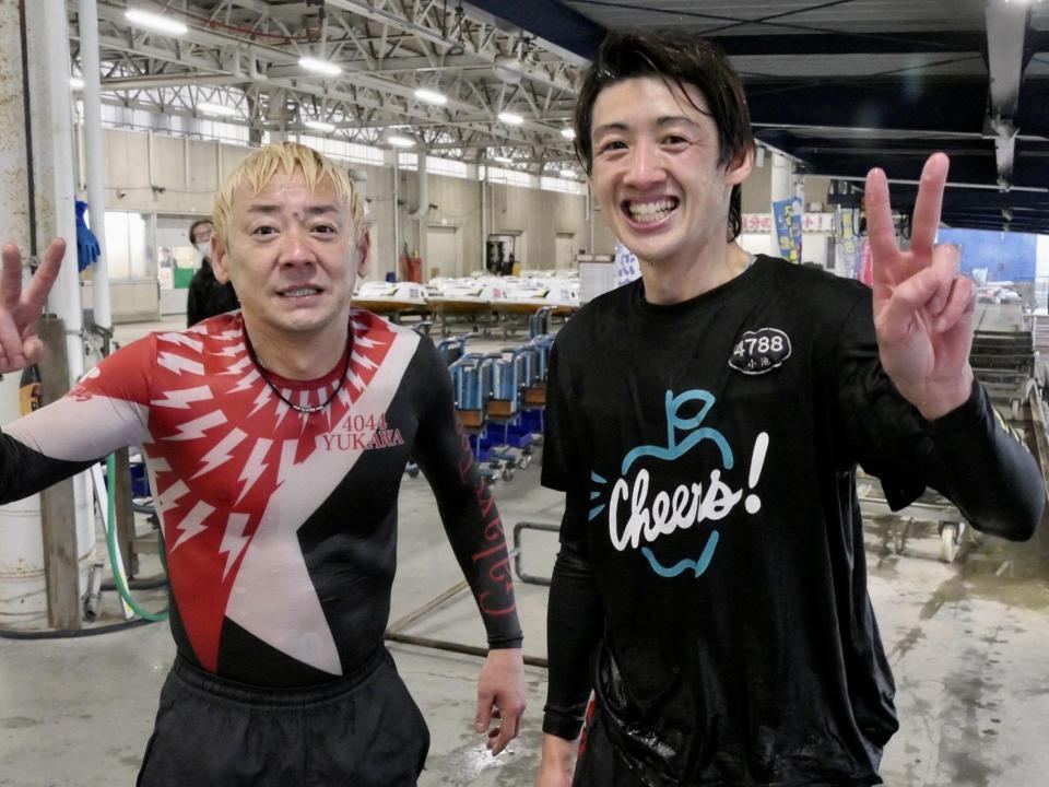 　水神祭を飾って師匠の湯川浩司（左）と喜ぶ小池哲也
