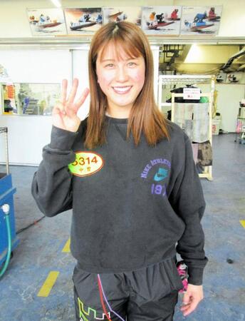 　デビュー初の３着で「３」のポースで写真に応える中曽瑠華