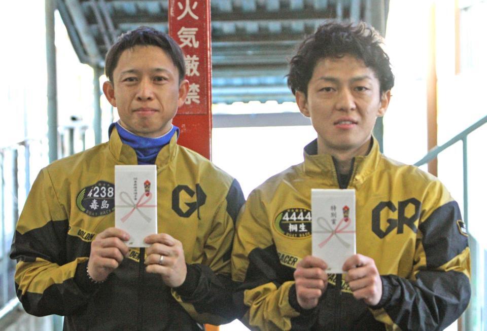 　２４年関東最優秀選手賞を受賞した毒島誠（左）と特別賞を受賞した桐生順平
