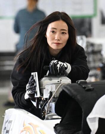 　インから逃走を決める浜田亜理沙（撮影・山崎力夫）