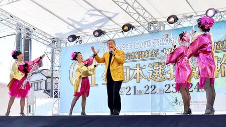 　豊橋競輪でのスペシャルショーに出演中の松平健（中央）