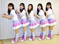　自転車ポーズで笑顔のチアドラゴンズ（左から）ＨＯＮＯＫＡ、ＫＡＲＥＮ、ＲＡＭＵ、ＡＩ、ＭＡＮＡ