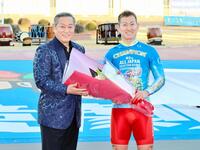 　松平健（左）から花束を贈呈されて笑顔の脇本雄太