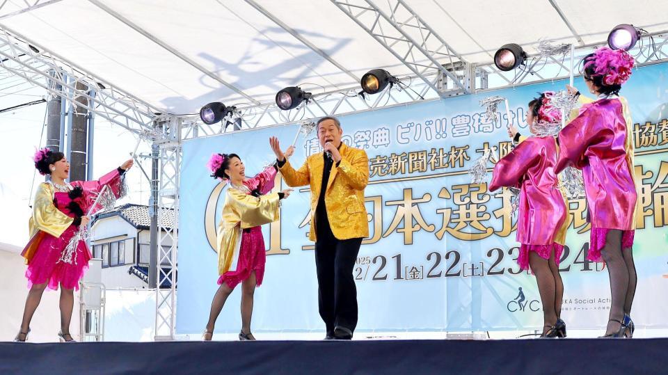 　豊橋競輪でのスペシャルショーに出演中の松平健（中央）