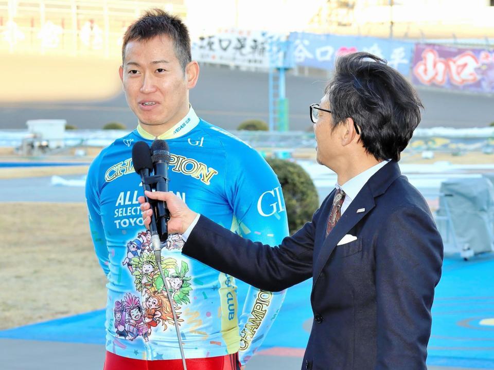 　優勝してインタビューを受ける脇本雄太（左）