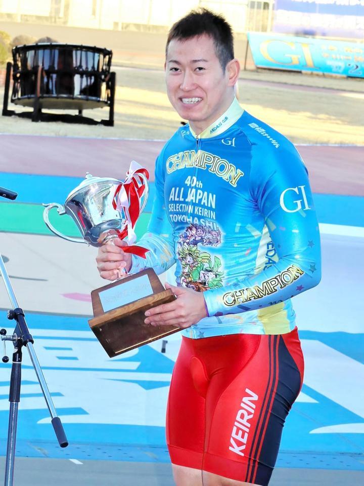 　優勝カップを持って笑顔の脇本雄太