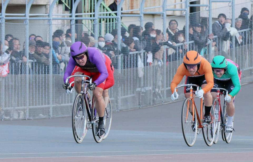 　全日本選抜決勝でゴールへ向かう脇本雄太（左）