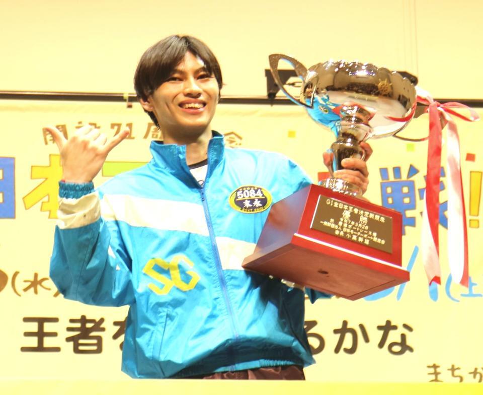 　ファンの声援にアロハポーズで応える末永和也