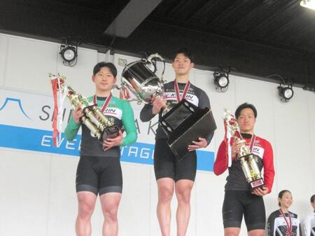 　１２７期チャンプに輝いた三神遼矢（中央）左は２着の吉岡優太、右は３着の椎名俊介