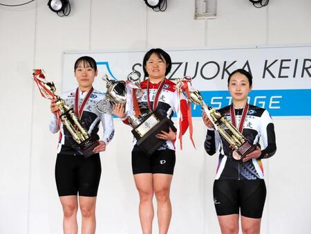 　優勝した岩元杏奈（中央）左は２着の酒井亜樹、右は３着の北岡マリア