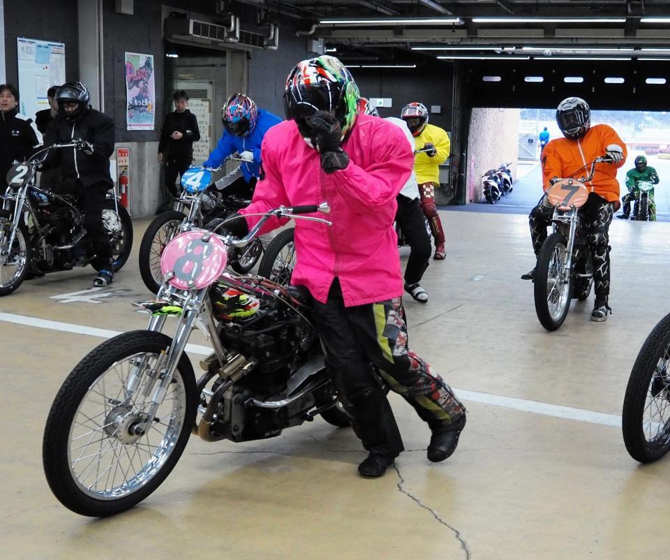 　１０連勝を達成して引き揚げてきた黒川京介（８番、右の７番は２着の森且行）