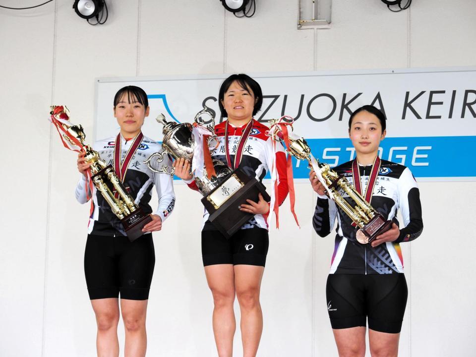 　優勝した岩元杏奈（中央）左は２着の酒井亜樹、右は３着の北岡マリア