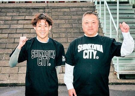 　デビュー初Ｖを決めた佐藤悠（左）と新小岩ホルモン平田の平田和好社長