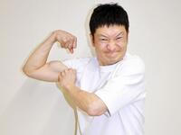 　カッチカチやぞを披露中のザブングル加藤