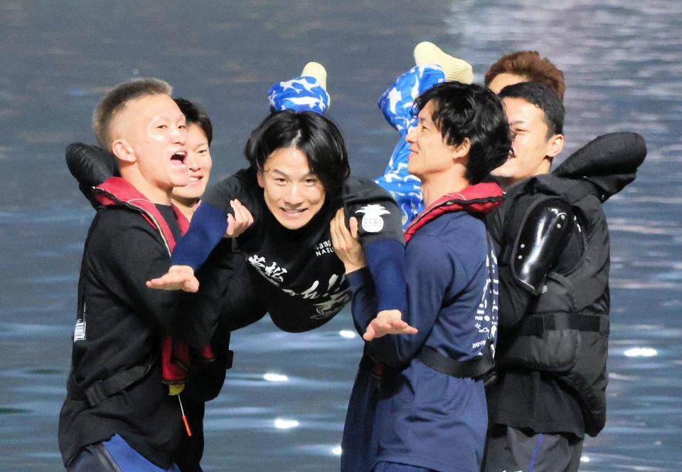 　「すいませんでした！」と謝罪しながら水面に飛び込む奈須啓太