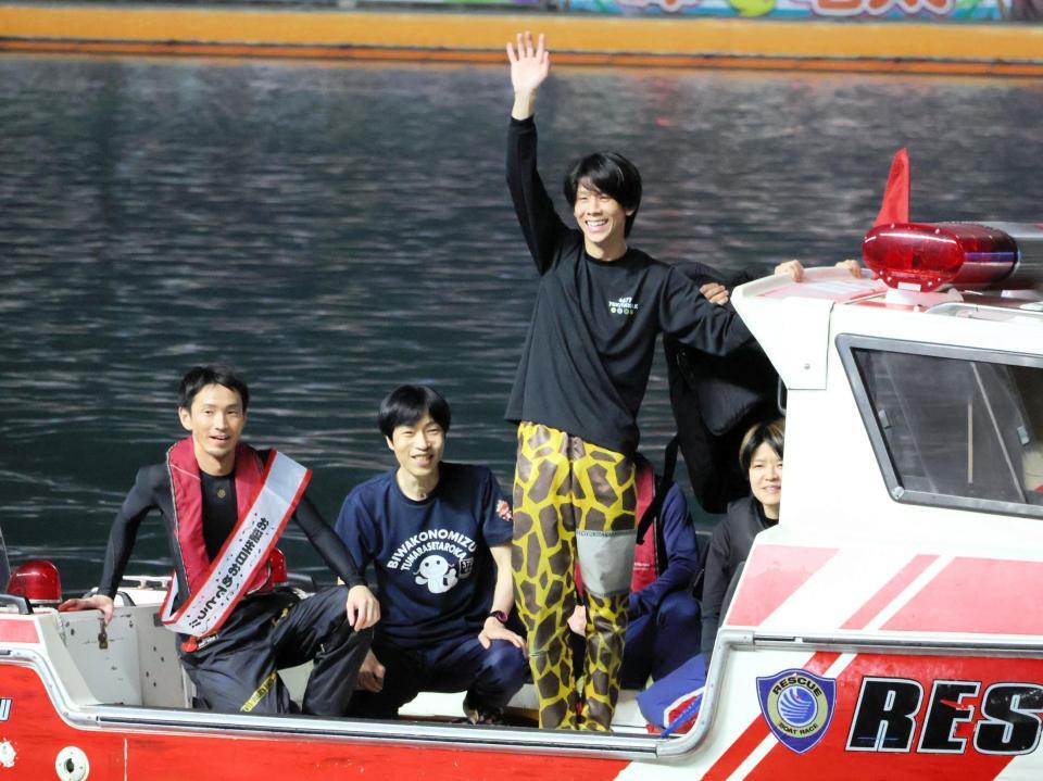 水神祭でファンの声援に応える片橋幸貴