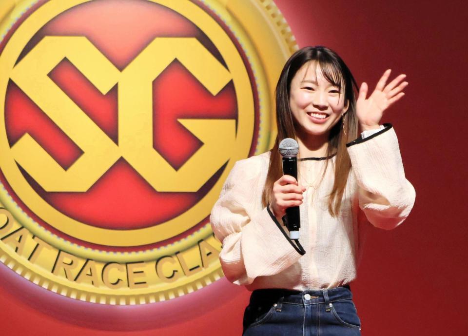 　トークショーでファンの声援に応える守屋美穂