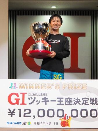Ｇ１初優勝を決めファンの前で笑顔を見せる菅章哉