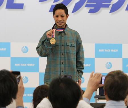 　ＳＧクラシックの優勝メダルをファンに披露する佐藤隆太郎