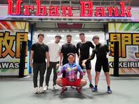 　優勝した郡司浩平を囲む地元勢