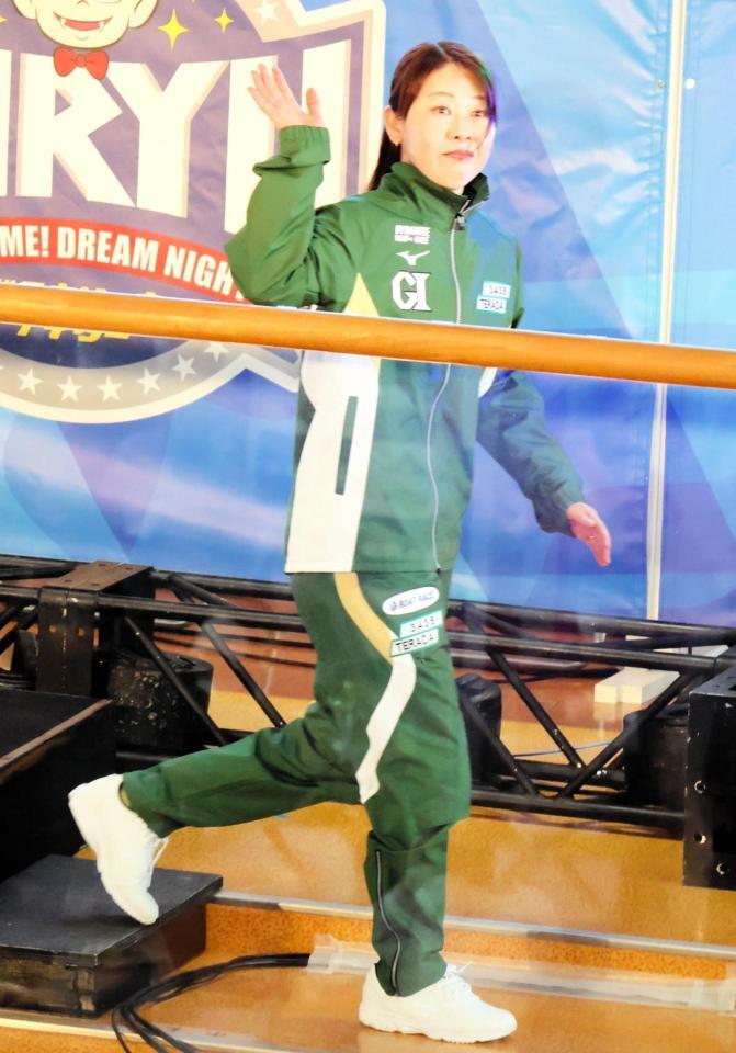 　ファンの声援に応える寺田千恵