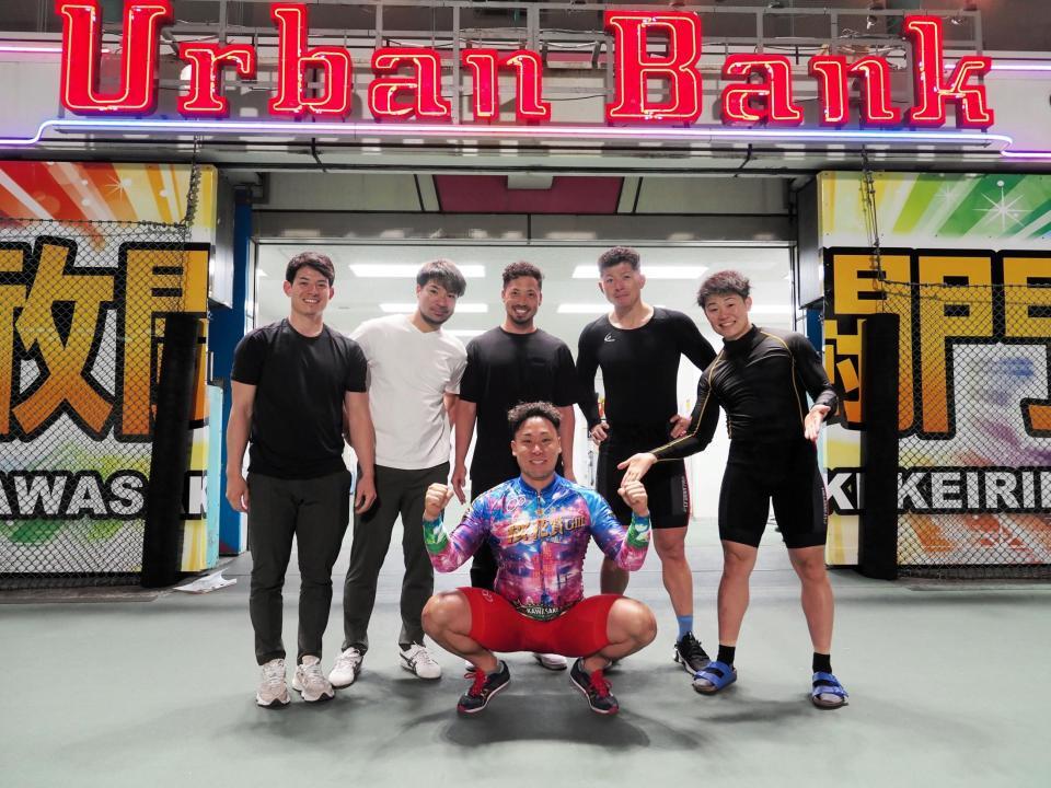 　優勝した郡司浩平を囲む地元勢