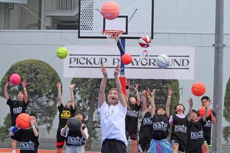 子どもたちと一緒にフリースタイルバスケットボールに参加する宮崎安奈