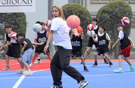 子どもたちと一緒にフリースタイルバスケットボールに参加する宮崎安奈