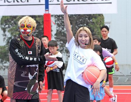 フリースタイルバスケットボールのパフォーマーのＢＵＧ！？と共にイベントに参加した宮崎安奈（右）