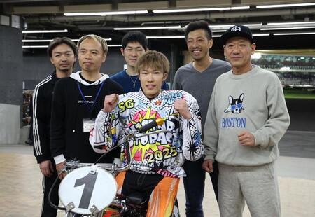 優勝し、仲間と記念写真に納まる佐藤励（中央）