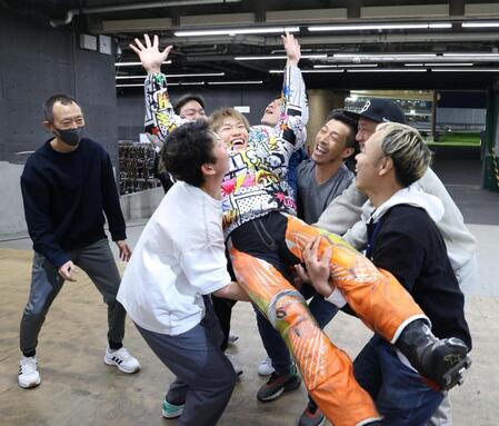 優勝し、仲間に胴上げをされる佐藤励